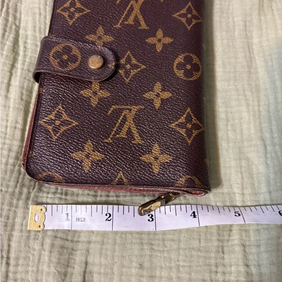 Louis Vuitton Brown and Gold Wallet with Iconic Monogram Design - Picture 15 of 15